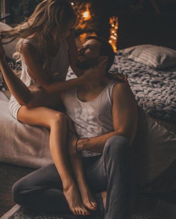 Девушка на мужчине