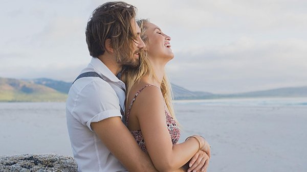 Девушка на мужчине