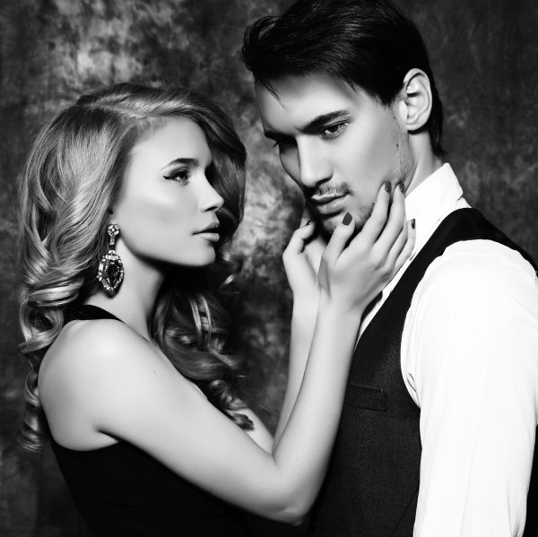 Девушка на мужчине