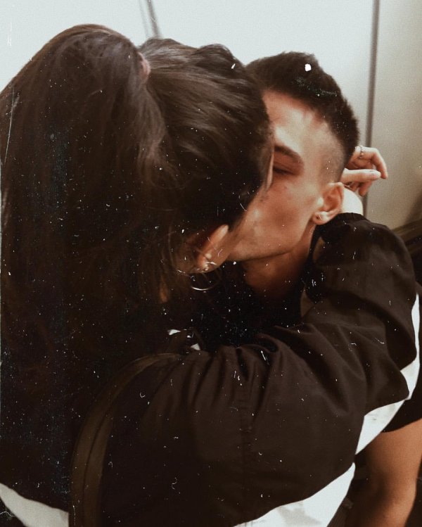 Девушка на мужчине