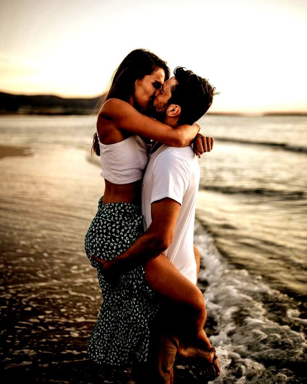 Девушка на мужчине