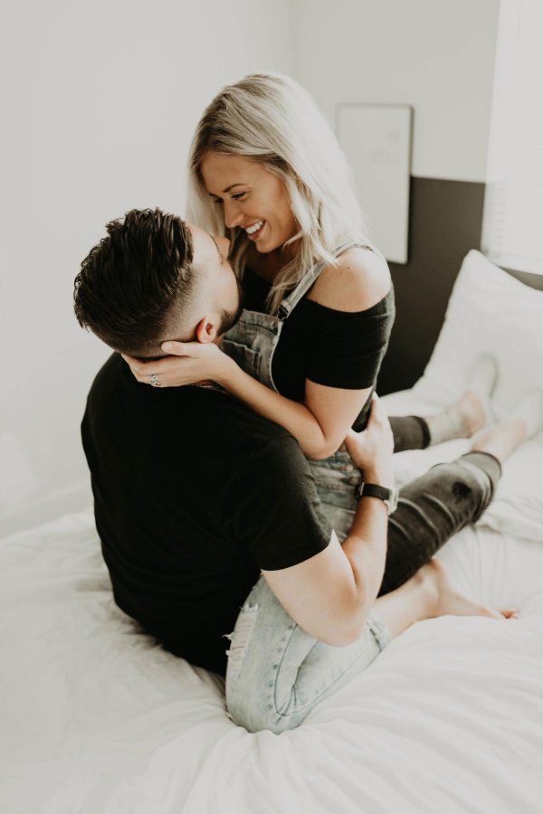 Девушка на мужчине