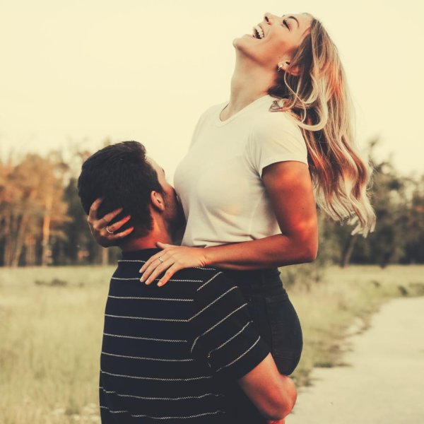 Девушка на мужчине