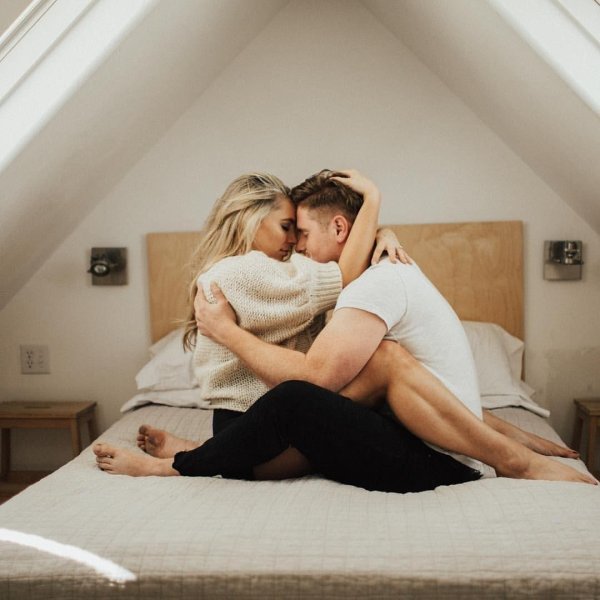 Девушка на мужчине