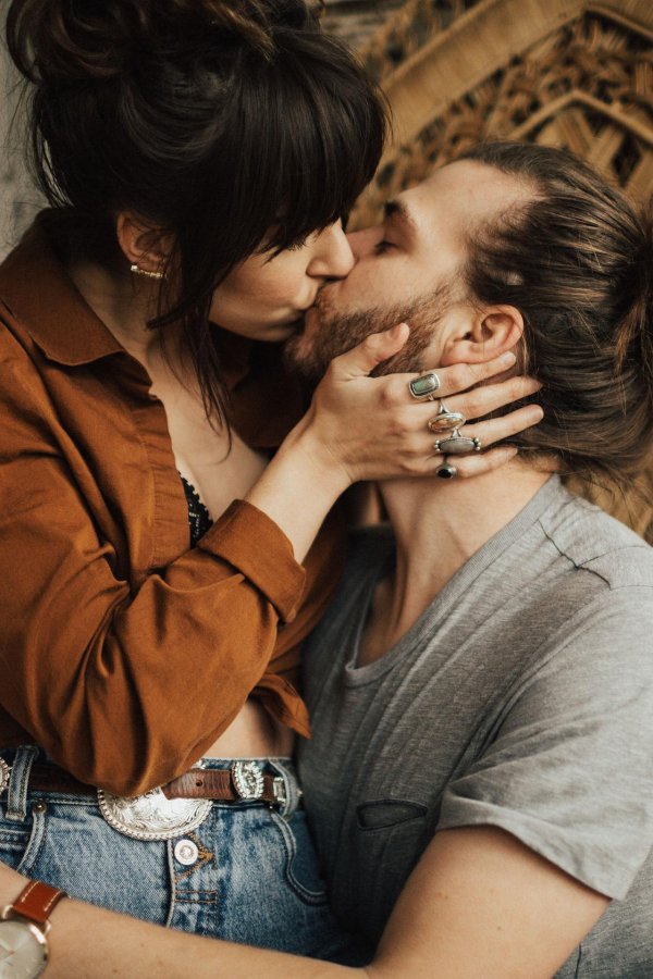 Девушка на мужчине