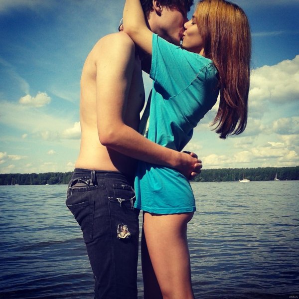 Девушка на мужчине