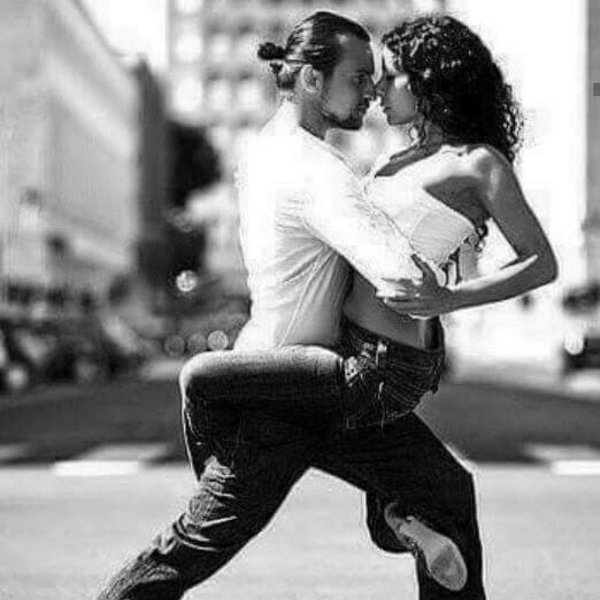 Девушка на мужчине