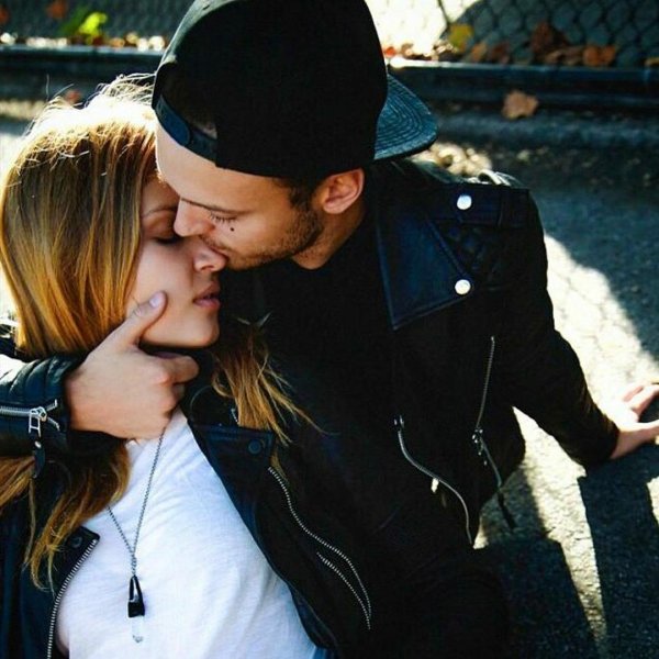 Девушка на мужчине