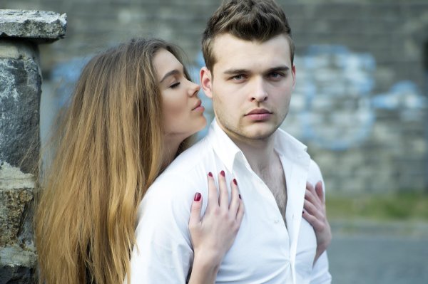 Девушка на мужчине