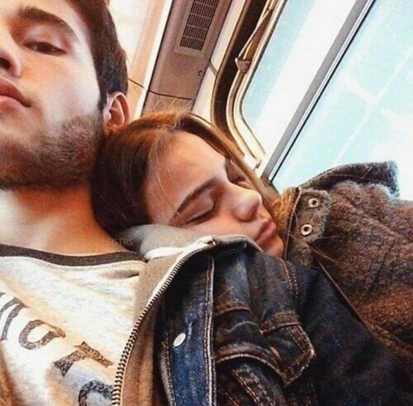 Девушка на мужчине