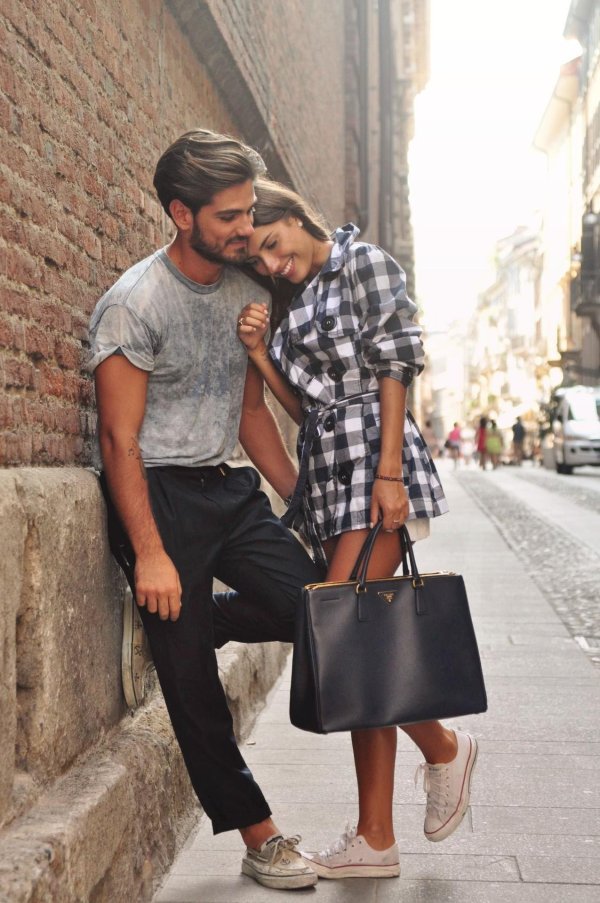 Девушка на мужчине