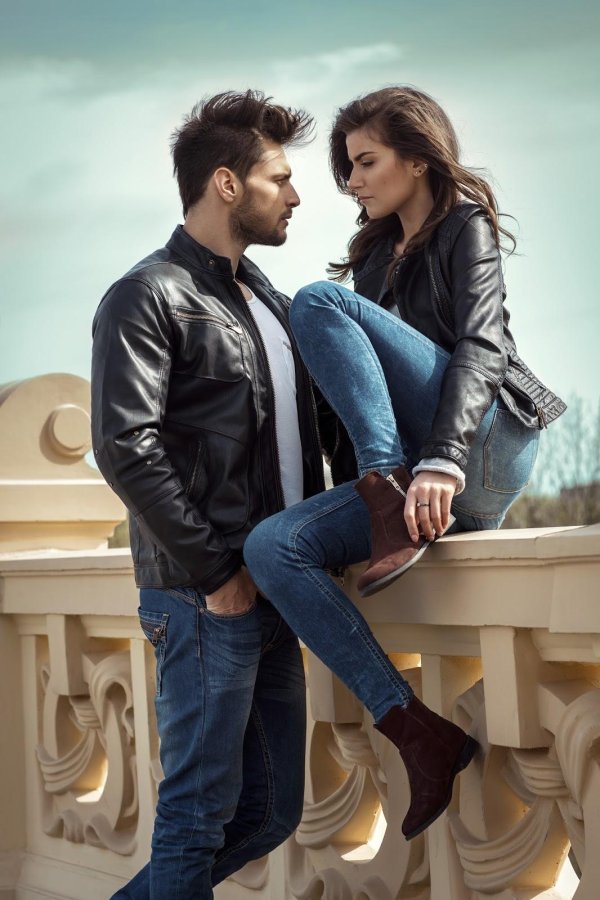 Девушка на мужчине