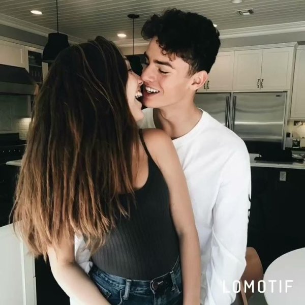 Девушка на мужчине