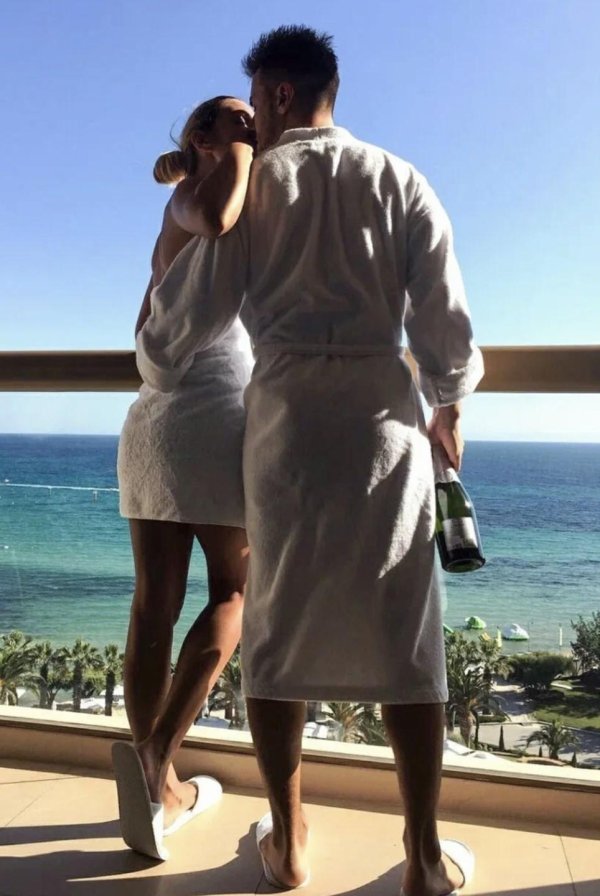 Девушка на мужчине