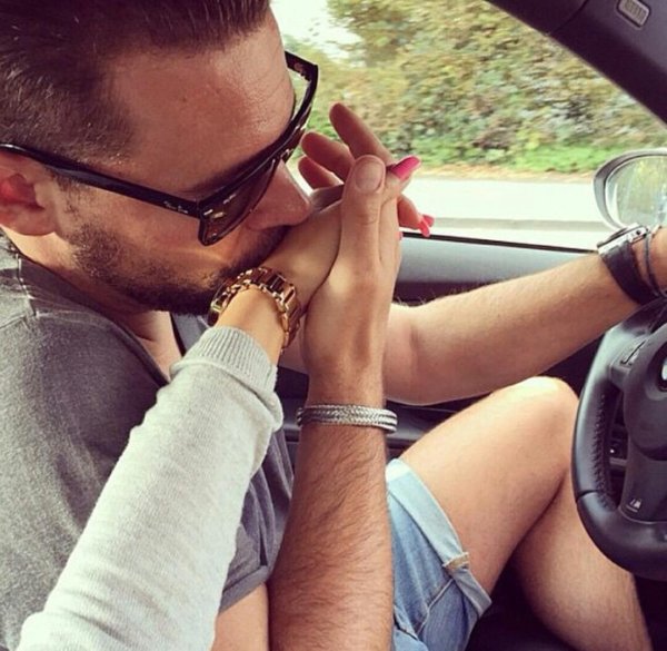 Девушка на мужчине