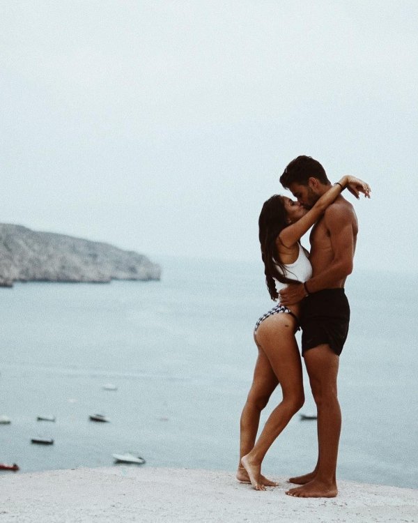 Девушка на мужчине