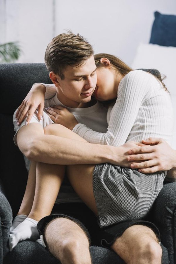 Девушка на мужчине