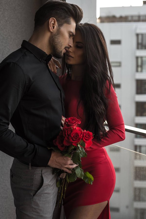 Девушка на мужчине