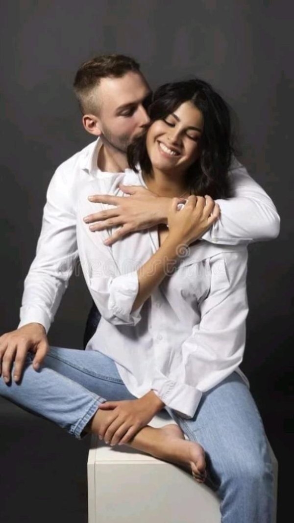 Девушка на мужчине