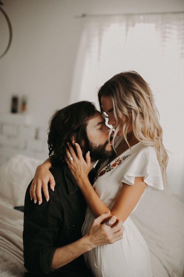 Девушка на мужчине