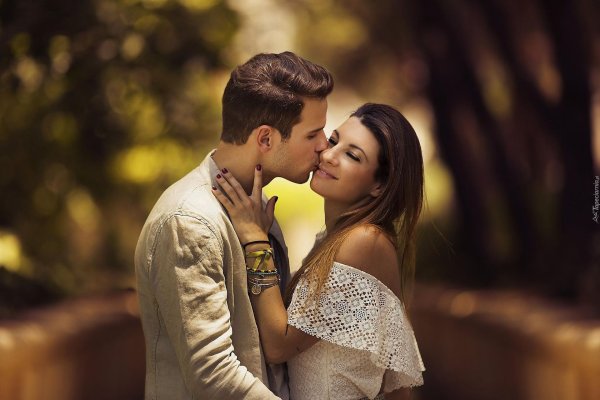 Девушка на мужчине