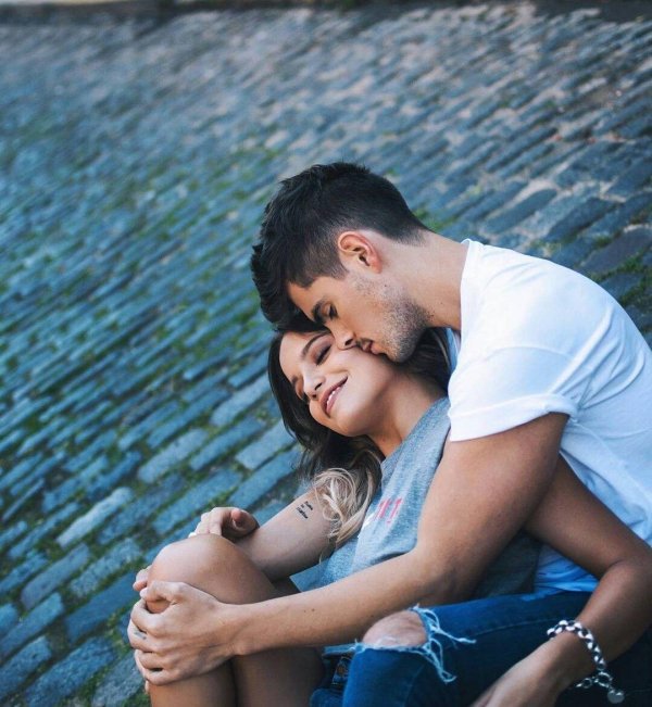 Девушка на мужчине