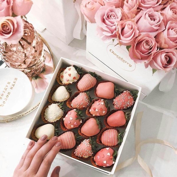 клубника в шоколаде розовая