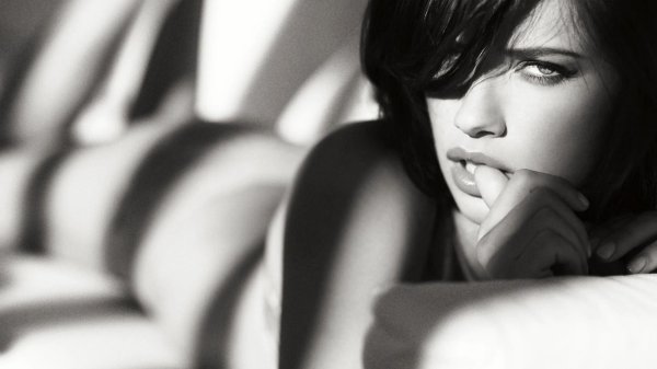 С девушками черно