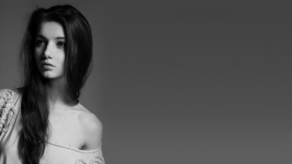 С девушками черно