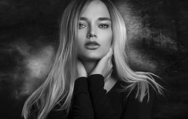 С девушками черно