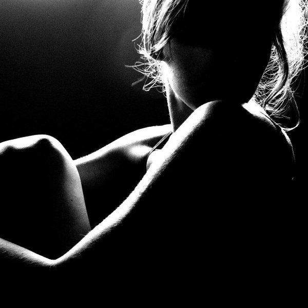 С девушками черно