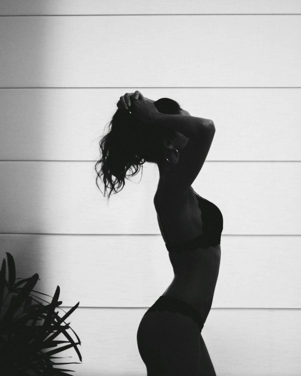 С девушками черно