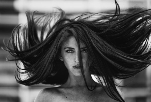 С девушками черно