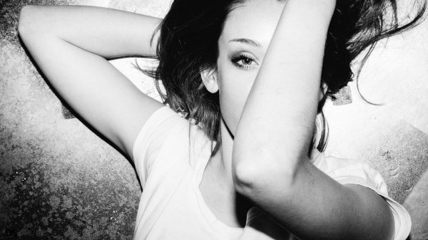 С девушками черно