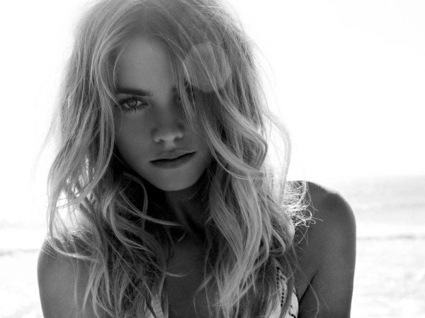 С девушками черно