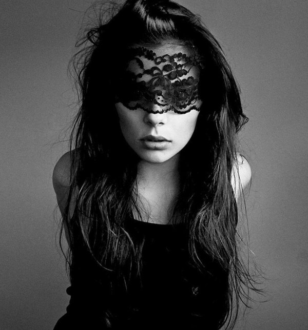 С девушками черно