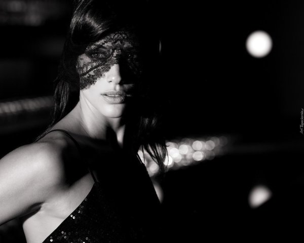 С девушками черно