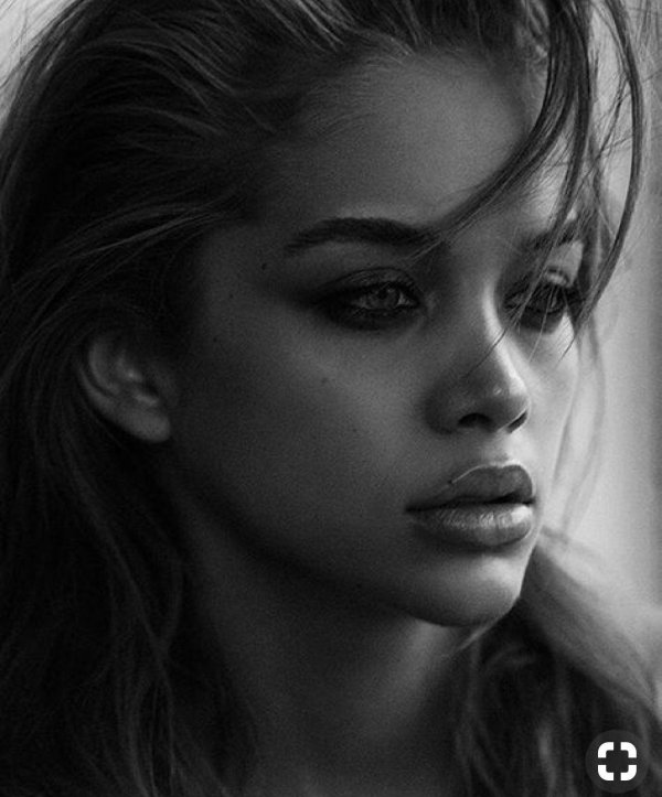 С девушками черно