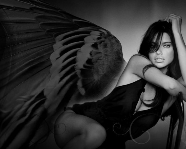 С девушками черно