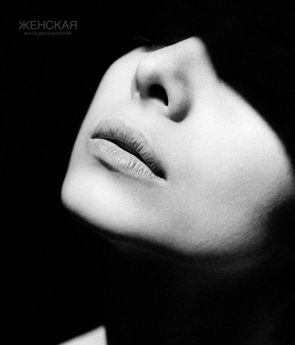 С девушками черно