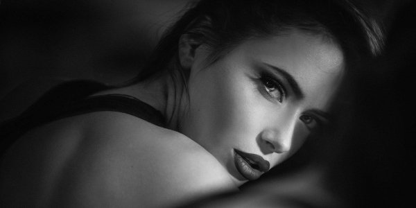 С девушками черно