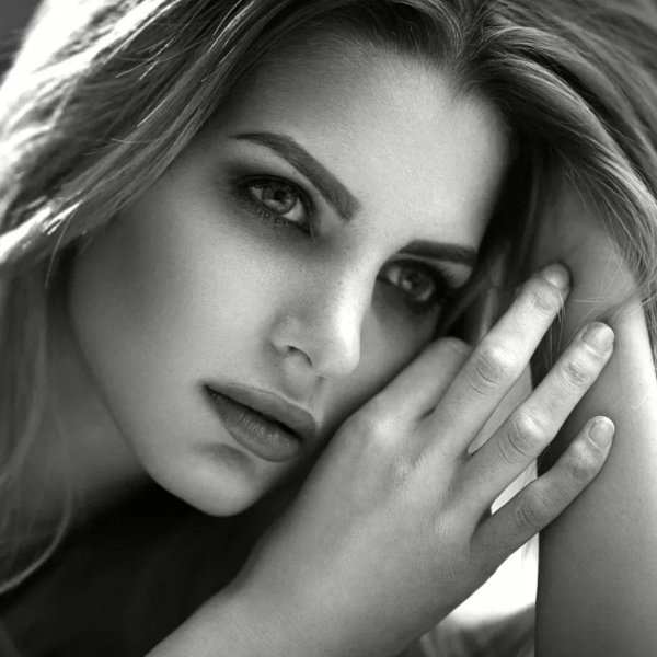 С девушками черно