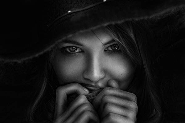 С девушками черно