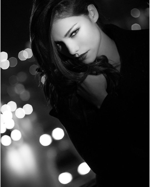 С девушками черно