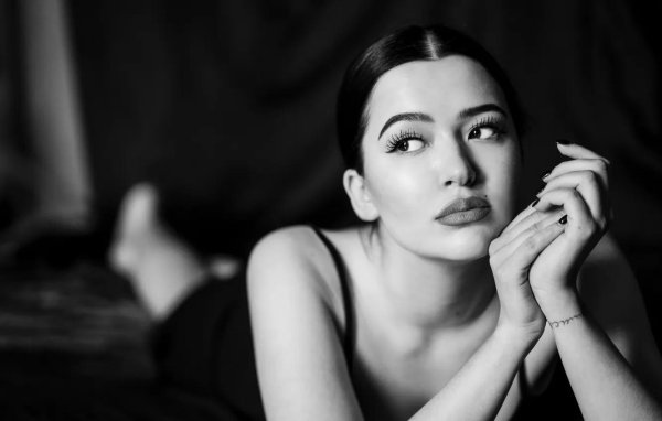 С девушками черно