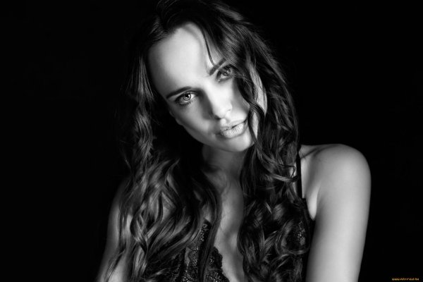 С девушками черно