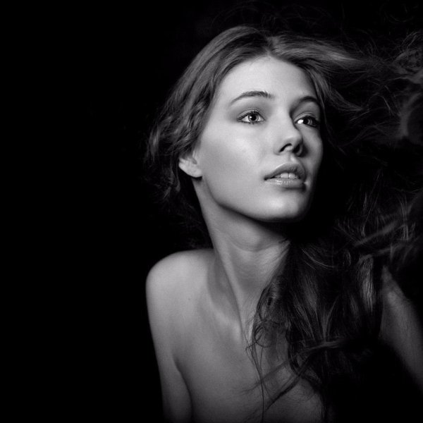 С девушками черно