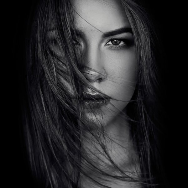 С девушками черно