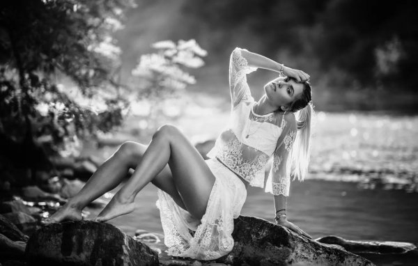 С девушками черно