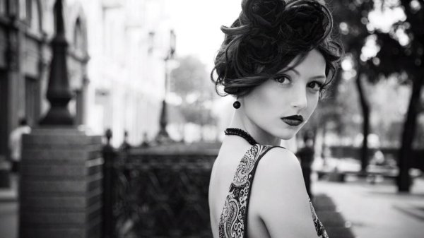 С девушками черно